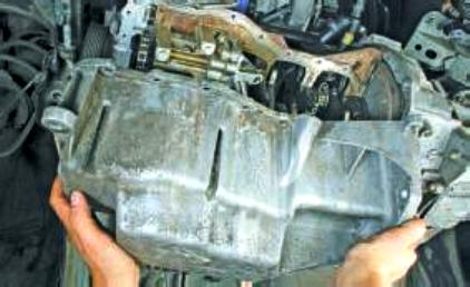 Removing and installing the engine oil pan 