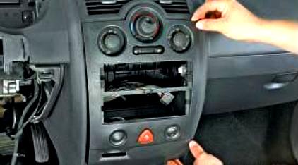 Снятие кнопки аварийной сигнализации и выключателя центрального замка