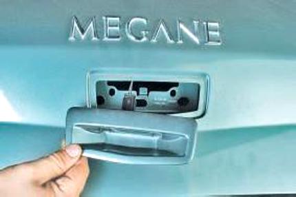 Ремонт крышки багажника Рено Меган 2