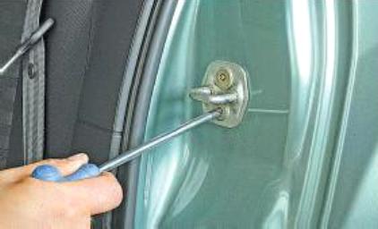 Adjusting the Renault Megane door latch