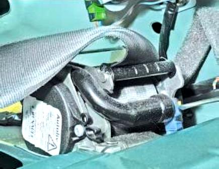 Removing seat belts Renault Megane 2