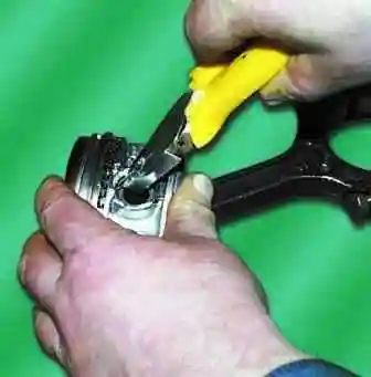 Ремонт и замена поршневой двигателя ЗМЗ-406