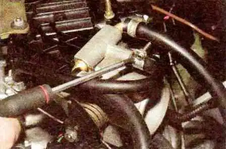 Entfernen und Installieren der Motordrosselbaugruppe VAZ-21114