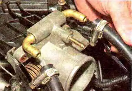 Entfernen und Installieren der Motordrosselbaugruppe VAZ-21114