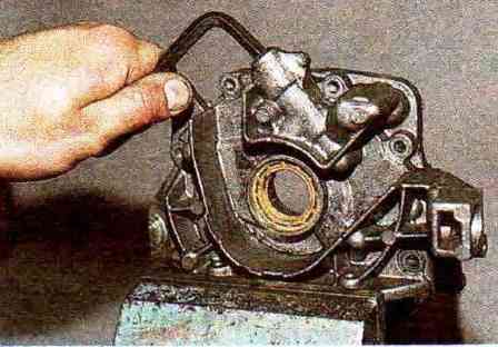 Extracción y desmontaje de la bomba de aceite del motor VAZ-21114 engine
