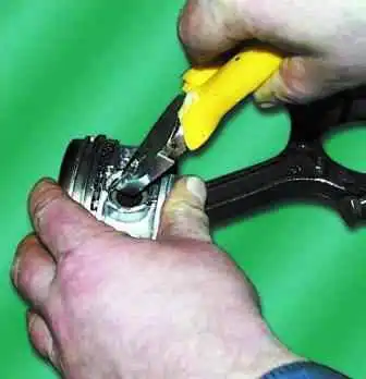 Reparatur der Pleuel- und Kolbengruppe ZMZ-402