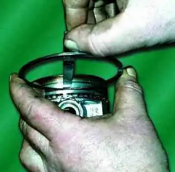 Reparatur der Pleuel- und Kolbengruppe ZMZ-402