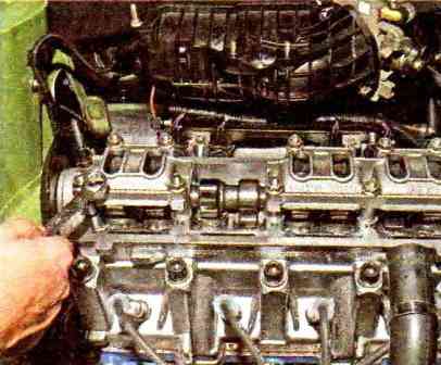 Removing and installing the camshaft of the VAZ-21114 engine