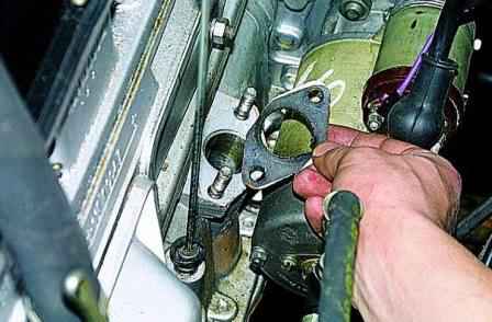 Entfernen und Installieren des ZMZ-402-Motorverteilers