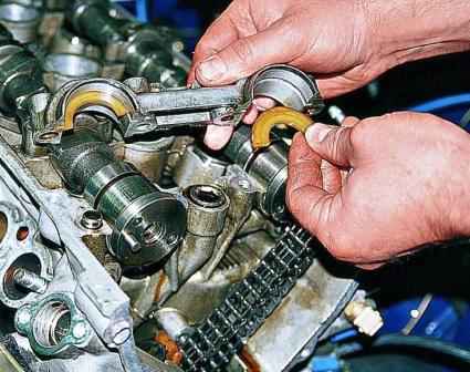 Removing and installing ZMZ-409 camshafts