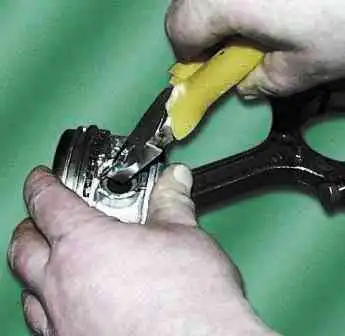 Repair of ZMZ-409 connecting rod and piston group