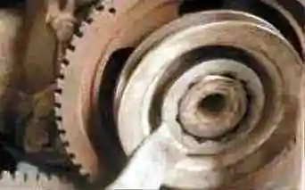 Replacing the VAZ-2123 chain tensioner shoe