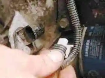 Replacing the VAZ-2123 chain tensioner shoe