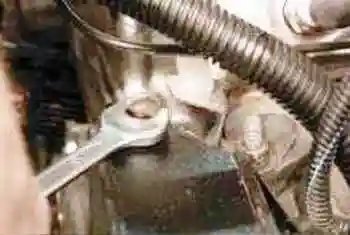 Replacing the VAZ-2123 chain tensioner shoe