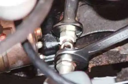 Снятие радиатора и редукционного клапана маслосистемы ЗМЗ-409