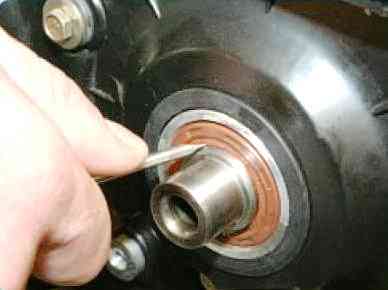 Replacing the seals of the camshafts of the VAZ-21126 engine 