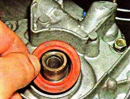 Replacing the crankshaft oil seals of the VAZ-21114 engine