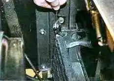 Снятие радиатора и редукционного клапана маслосистемы ЗМЗ-409