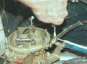 Lösen Sie dann die Halteschraube mit einem Schraubendreher und entfernen Sie die Luftklappe Antriebsstange