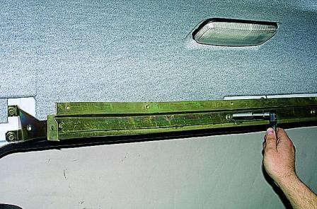 Снятие узлов открывания сдвижной двери автомобиля Соболь