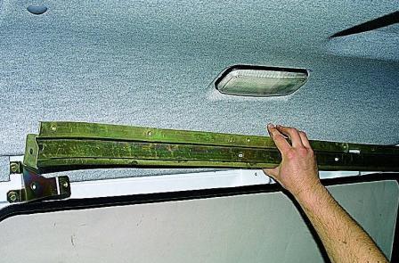 Снятие узлов открывания сдвижной двери автомобиля Соболь