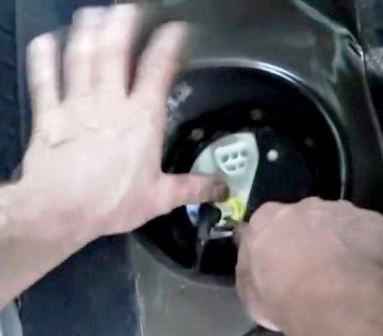 Entfernen und Zerlegen des Kraftstoffmoduls von Toyota Camry
