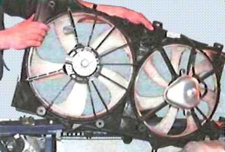 Extracción e instalación de los ventiladores de refrigeración del motor Toyota Camry