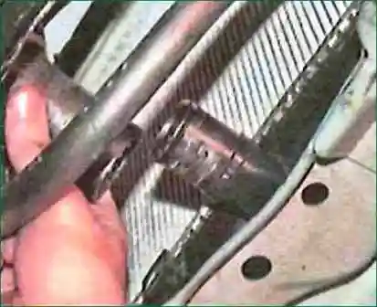 So ersetzen Sie den Kühler des Toyota Camry