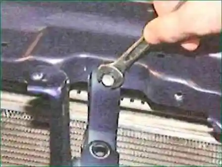 So ersetzen Sie den Kühler des Toyota Camry