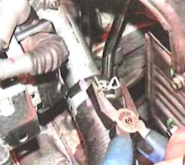 Removing and installing engine thermostat 2AZ-FE Toyota Camry