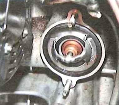 Removing and installing engine thermostat 2AZ-FE Toyota Camry