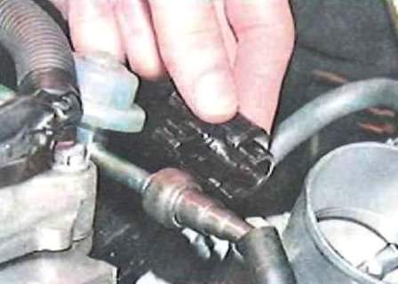 Removing and installing fuel pressure pulsation compensator for 2AZ-engine FE Toyota Camry