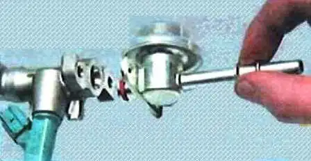 Снятие и установка компенсатора пульсаций давления топлива двигателя 2AZ-FE Toyota Camry Снятие и установка компенсатора пульсаций давления топлива двигателя 2AZ-FE Toyota Camry