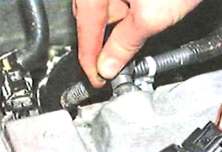 Retiro del riel de combustible e inyectores del motor 2AZ -FE Toyota Camry engine