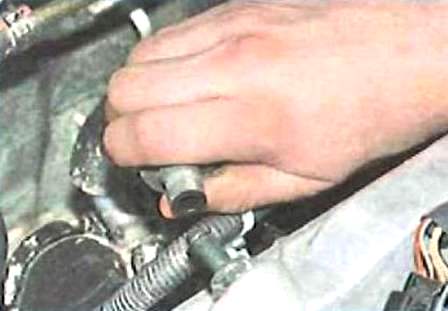 Removing the fuel rail and injectors of the 2AZ-FE Toyota Camry engine