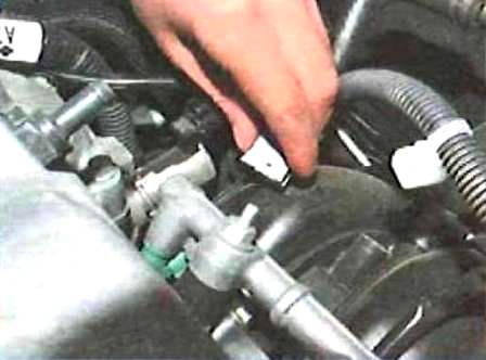 Entfernen des Kraftstoffverteilers und der Einspritzdüsen des 2AZ -FE Toyota Camry Motor