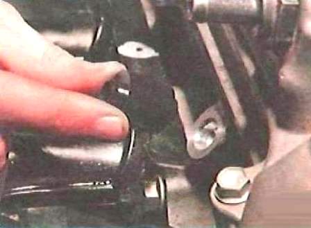 Retiro del riel de combustible e inyectores del motor 2AZ -FE Toyota Camry engine