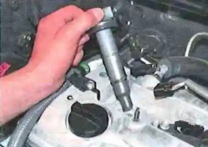 Зняття та встановлення елементів системи керування двигуном Тойота Камрі