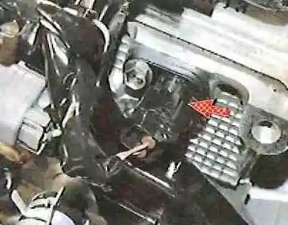 Зняття та встановлення елементів системи керування двигуном Тойота Камрі