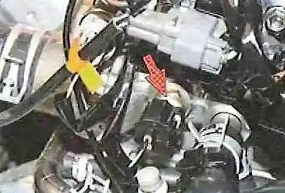 Зняття та встановлення елементів системи керування двигуном Тойота Камрі