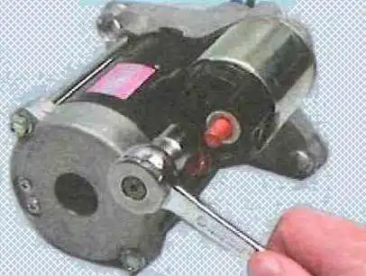 Extracción y reparación del motor de arranque de Toyota Camry