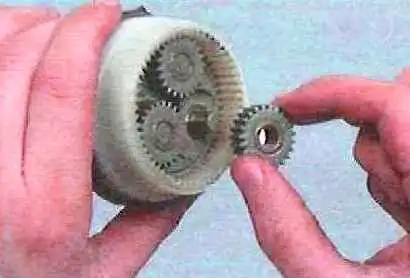 Extracción y reparación del motor de arranque de Toyota Camry