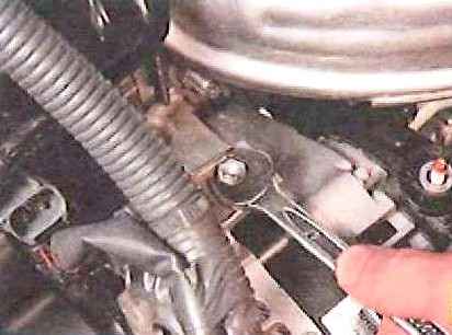 Removing and installing the alternator in a car ile Toyota Camry