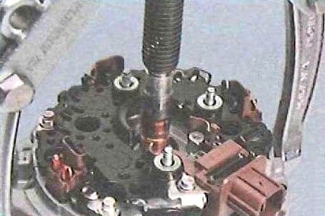 Reparación de alternador de Toyota Camry