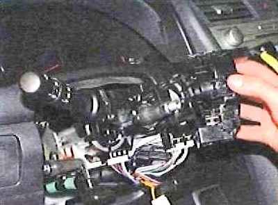 Toyota Camry-Hebel und Hupe entfernen und einbauen