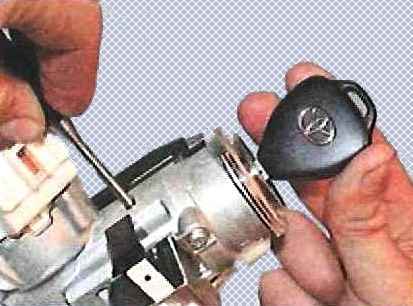 Revisión y reparación de la cerradura de encendido de un Toyota Camry