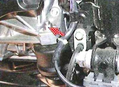 Cómo desmontar e instalar el bastidor auxiliar de la suspensión delantera de un Toyota Camry