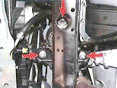 Cómo desmontar e instalar el subchasis de la suspensión delantera de un Toyota Camry