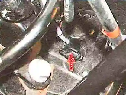 Как снять и установить ступицу и кулак задней подвески Toyota Camry