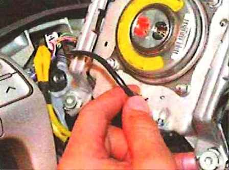 How to remove and install steering wheel on Toyota Camry